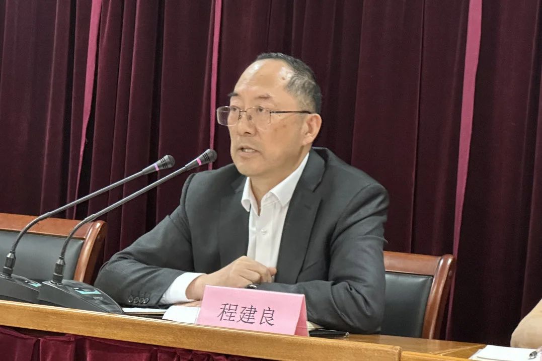 عقدت Changshu Polyester اجتماعًا للكوادر من المستوى المتوسط ​​، والموظفين الهندسيين والتقنيين ، وموظفي التسويق