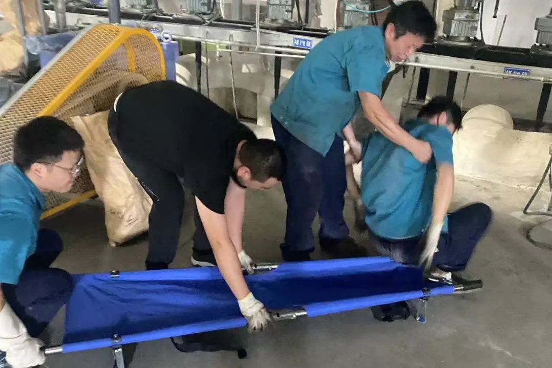 يقوم بوليستر Changshu بإجراء تمرين إنقاذ طارئ لضربة الشمس الناتجة عن ارتفاع درجة الحرارة